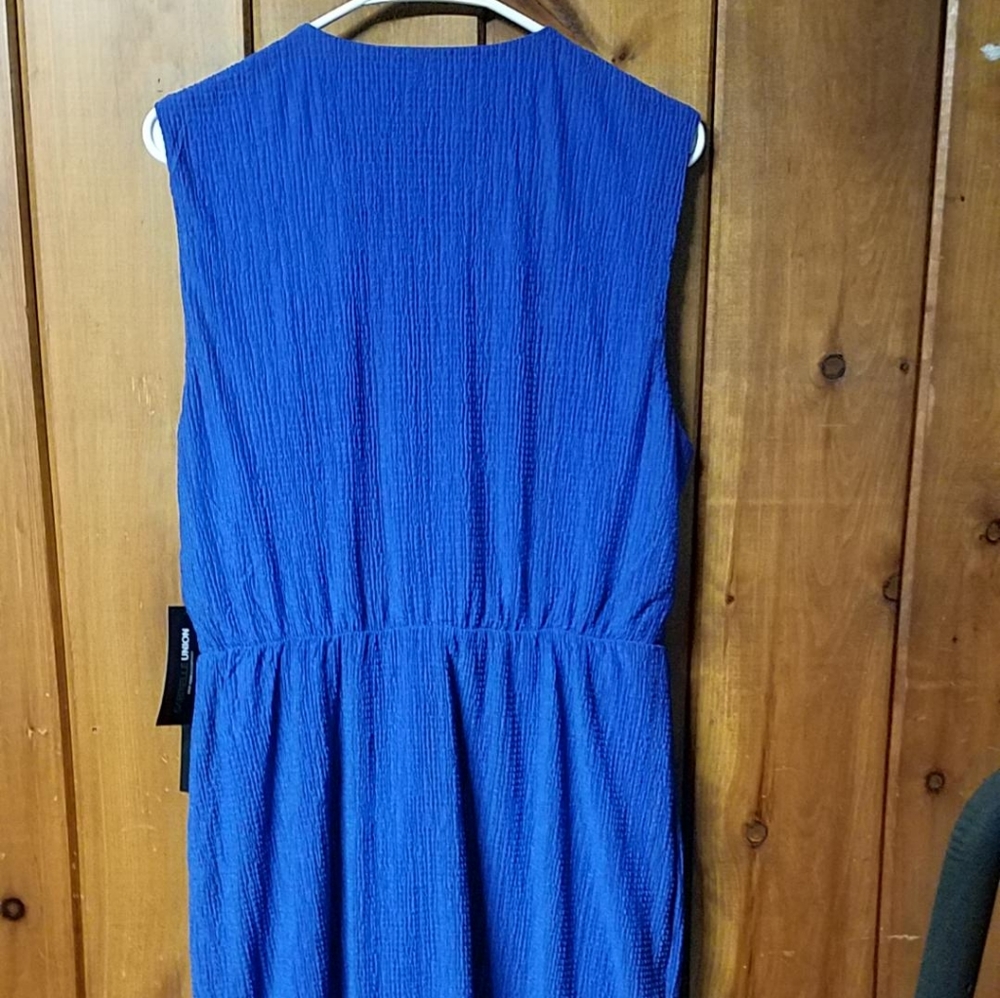 Sleeveless wrap dress - Picture 9 of 12